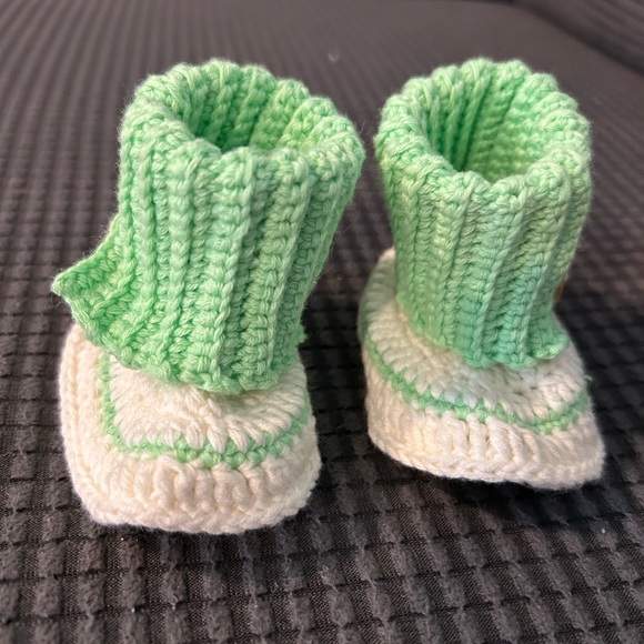 Beautiful hand knitted little boots - Picture 3 of 3